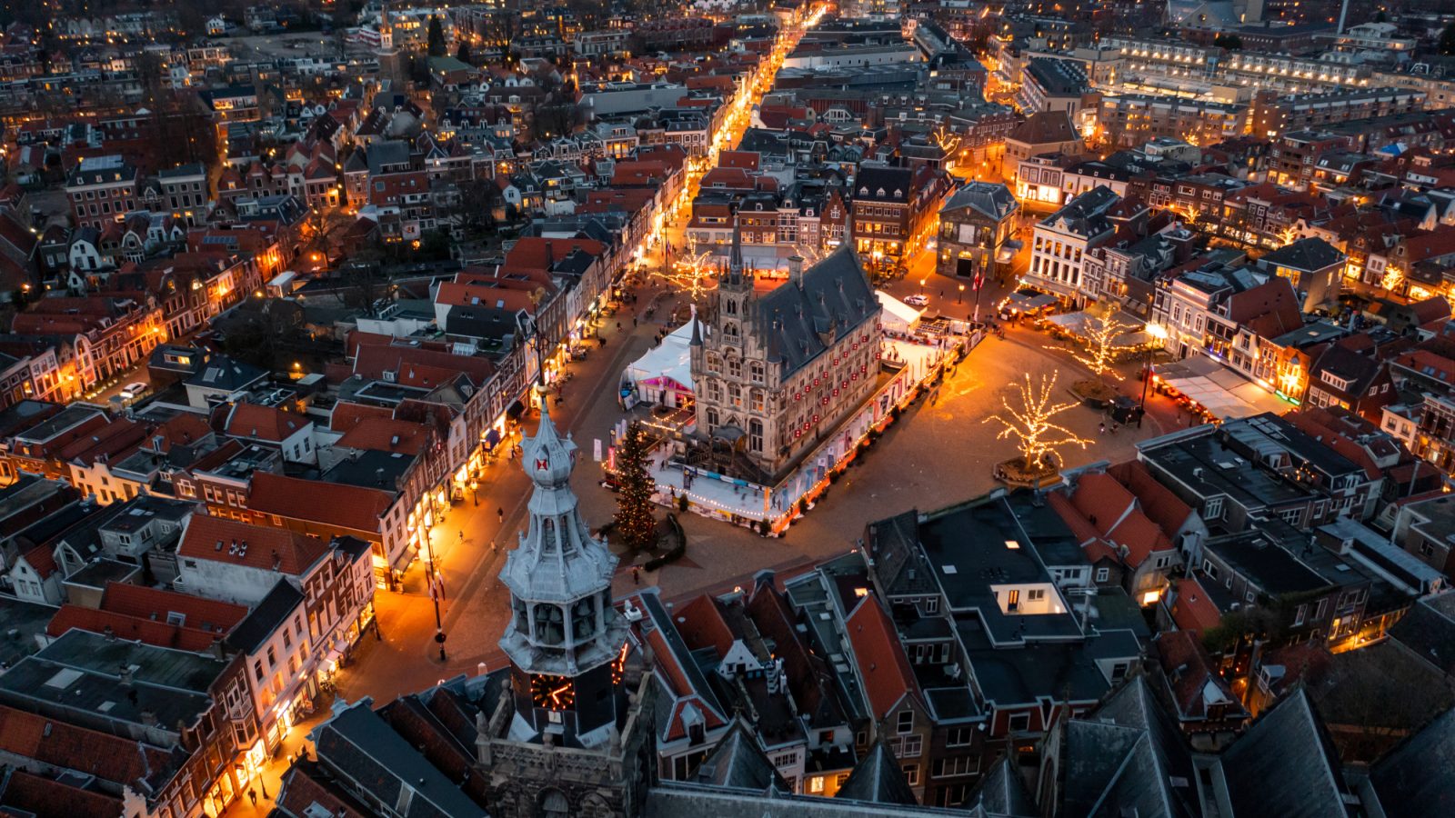 Landscape close up kerk en stadhuis achtergrond