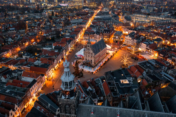 Landscape close up kerk en stadhuis achtergrond